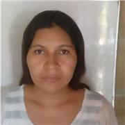 Profesional en gestión de riesgo que ofrece refuerzo a niños para mejorar sus proceso de aprendizaje